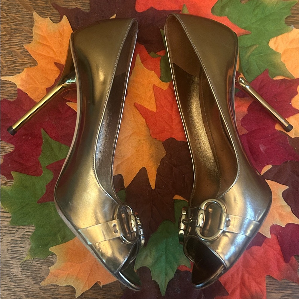 Gucci Metallic Mirror Gold Horse Bit Peep Toe Heels size 7.5 - Picture 13 of 17